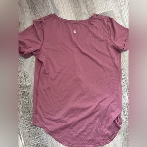 Lululemon T Shirt Women’s Dark Rose Short Sleeve V Neck Cuffed Sleeve
